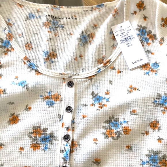NWT American Eagle floral print crop top. - Picture 2 of 4